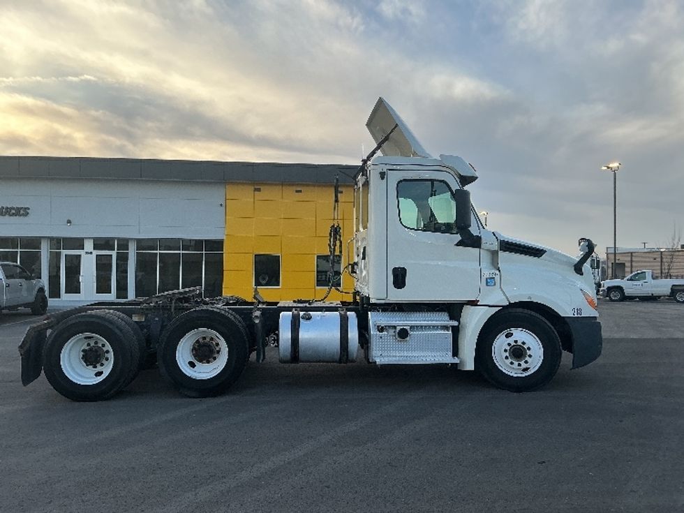 Day Cab Tractor-Heavy Duty Tractors-Freightliner-2019-T12664ST-Kansas City-MO-359,911\n\t\tmiles-$ 46,500 - Image 8