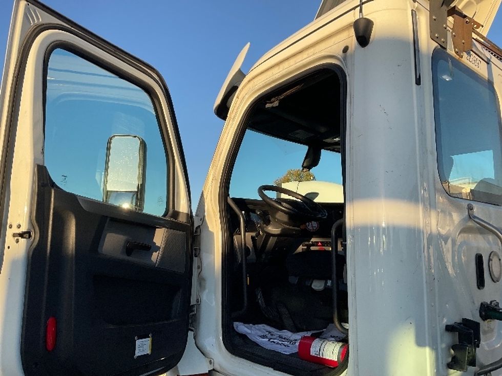 Day Cab Tractor-Heavy Duty Tractors-Freightliner-2019-T12664ST-Kansas City-MO-359,911\n\t\tmiles-$ 46,500 - Image 9