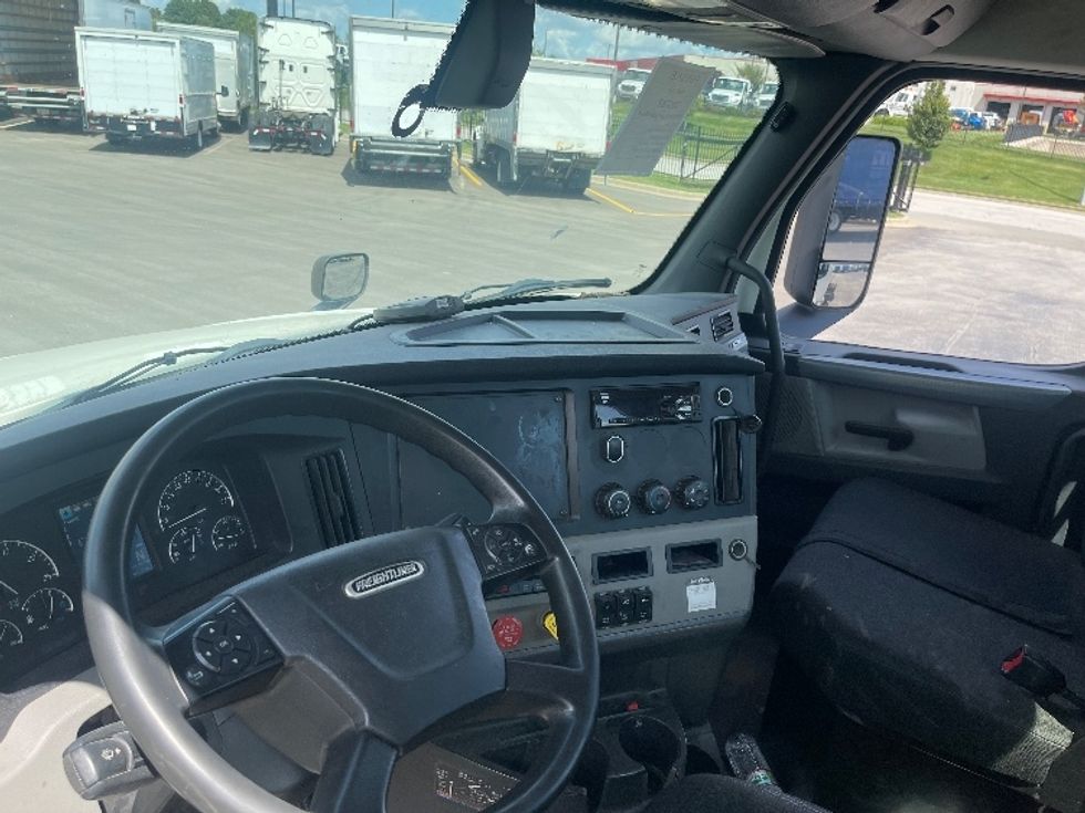 Day Cab Tractor-Heavy Duty Tractors-Freightliner-2019-T12664ST-Kansas City-MO-372,906\n\t\tmiles-$ 49,500 - Image 10