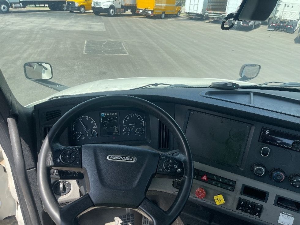 Day Cab Tractor-Heavy Duty Tractors-Freightliner-2019-T12664ST-Kansas City-MO-372,906\n\t\tmiles-$ 49,500 - Image 11