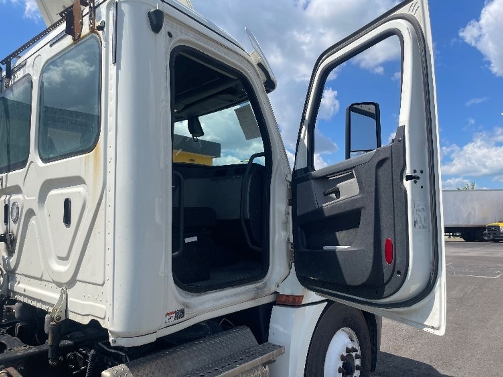 Day Cab Tractor-Heavy Duty Tractors-Freightliner-2019-T12664ST-Kansas City-MO-372,906\n\t\tmiles-$ 49,500 - Image 12