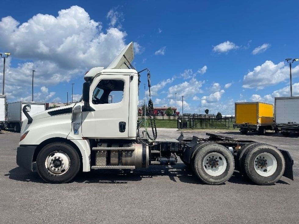 Day Cab Tractor-Heavy Duty Tractors-Freightliner-2019-T12664ST-Kansas City-MO-372,906\n\t\tmiles-$ 49,500 - Image 4
