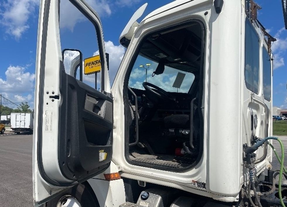 Day Cab Tractor-Heavy Duty Tractors-Freightliner-2019-T12664ST-Kansas City-MO-372,906\n\t\tmiles-$ 49,500 - Image 9