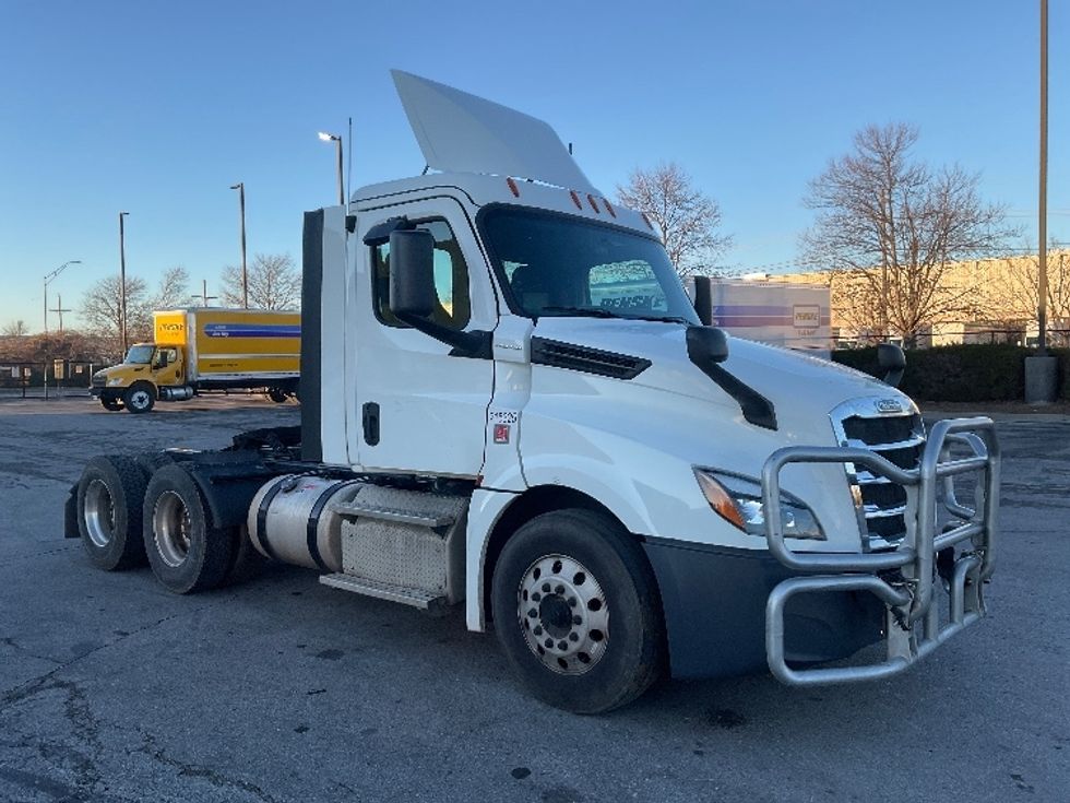Day Cab Tractor-Heavy Duty Tractors-Freightliner-2019-T12664ST-Kansas City-MO-393,251\n\t\tmiles-$ 47,000 - Image 1