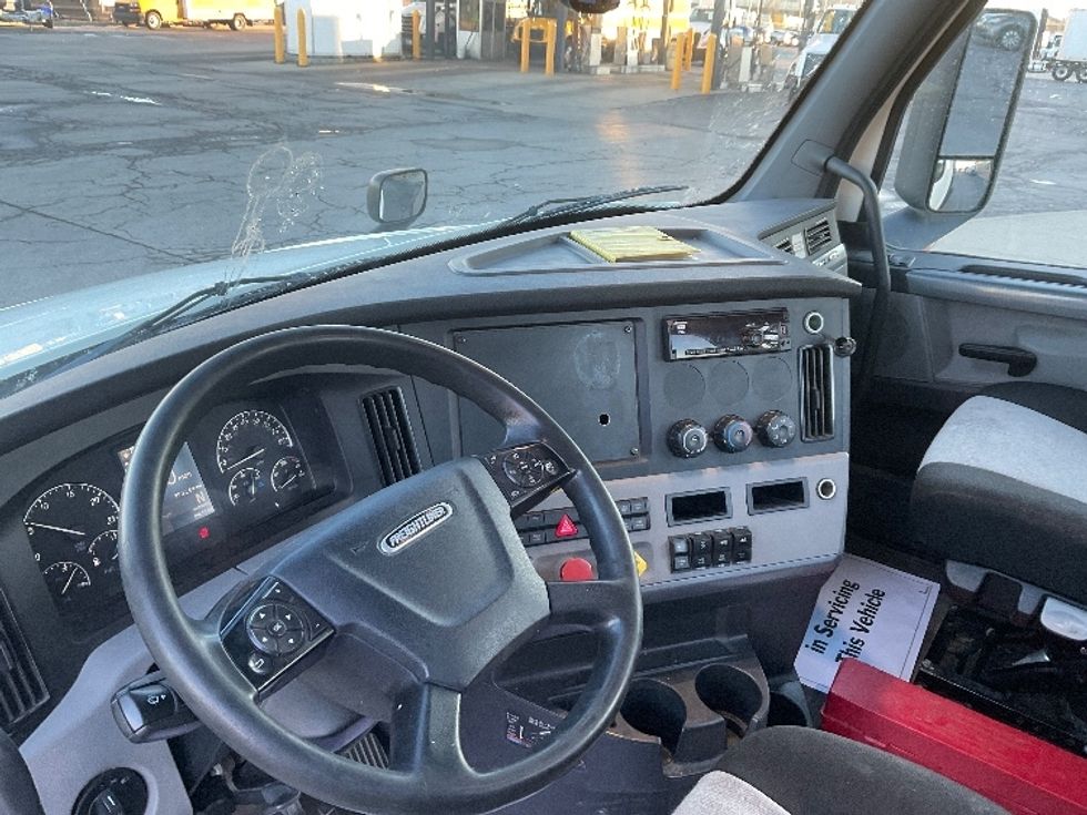 Day Cab Tractor-Heavy Duty Tractors-Freightliner-2019-T12664ST-Kansas City-MO-393,251\n\t\tmiles-$ 47,000 - Image 10