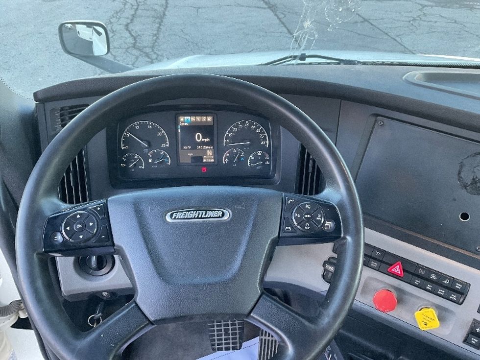 Day Cab Tractor-Heavy Duty Tractors-Freightliner-2019-T12664ST-Kansas City-MO-393,251\n\t\tmiles-$ 47,000 - Image 11