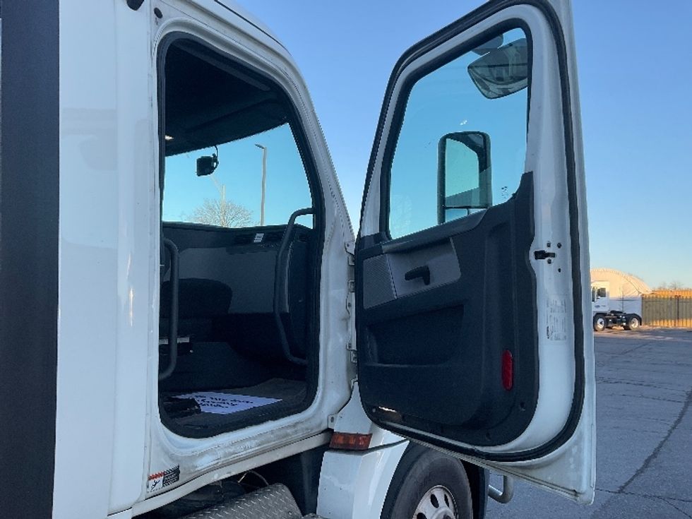 Day Cab Tractor-Heavy Duty Tractors-Freightliner-2019-T12664ST-Kansas City-MO-393,251\n\t\tmiles-$ 47,000 - Image 12
