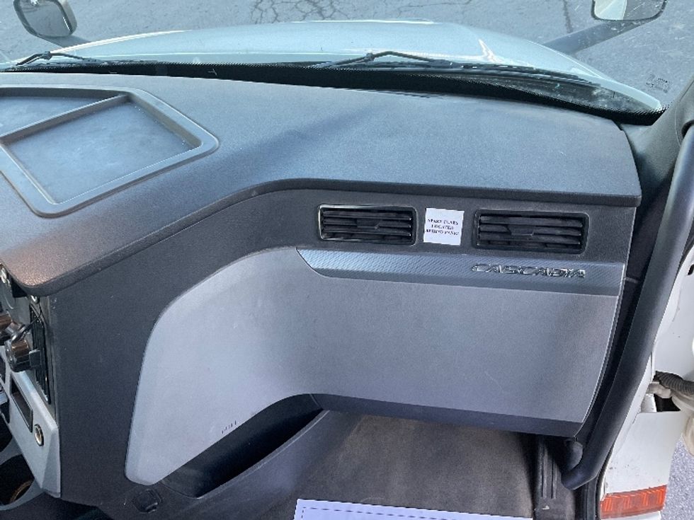 Day Cab Tractor-Heavy Duty Tractors-Freightliner-2019-T12664ST-Kansas City-MO-393,251\n\t\tmiles-$ 47,000 - Image 13