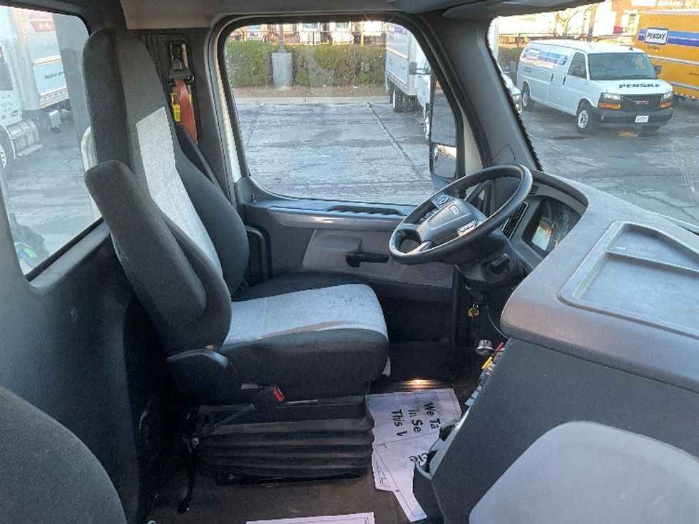 Day Cab Tractor-Heavy Duty Tractors-Freightliner-2019-T12664ST-Kansas City-MO-393,251\n\t\tmiles-$ 47,000 - Image 14