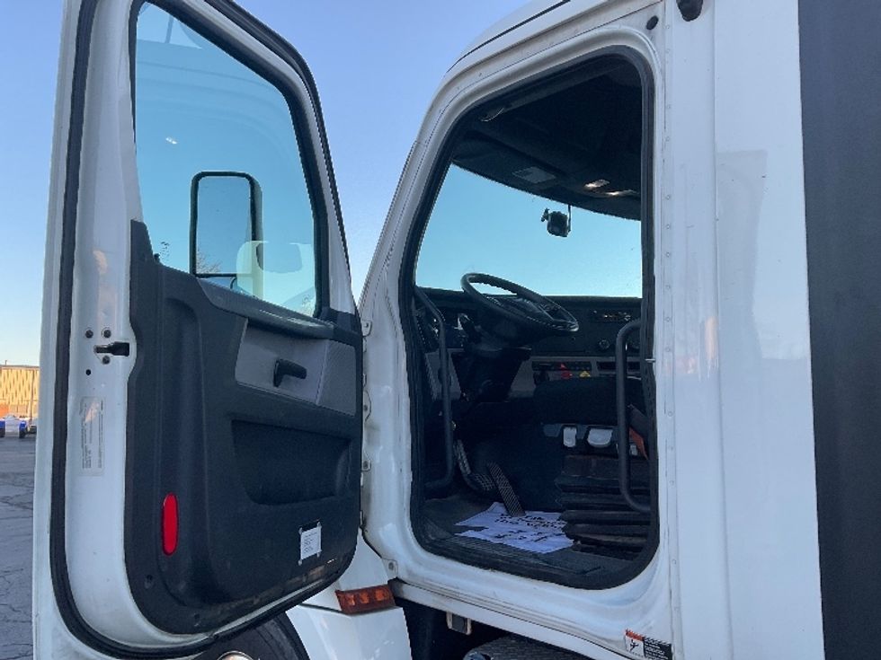 Day Cab Tractor-Heavy Duty Tractors-Freightliner-2019-T12664ST-Kansas City-MO-393,251\n\t\tmiles-$ 47,000 - Image 9