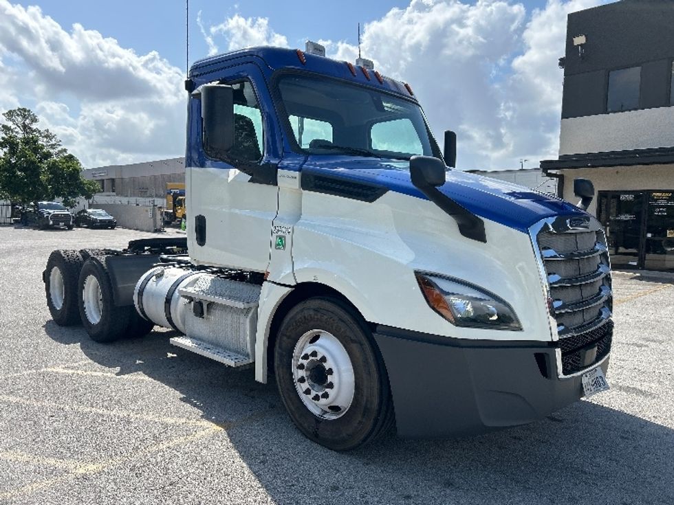 Day Cab Tractor-Heavy Duty Tractors-Freightliner-2019-T12664ST-Katy-TX-350,213\n\t\tmiles-$ 41,500 - Image 1