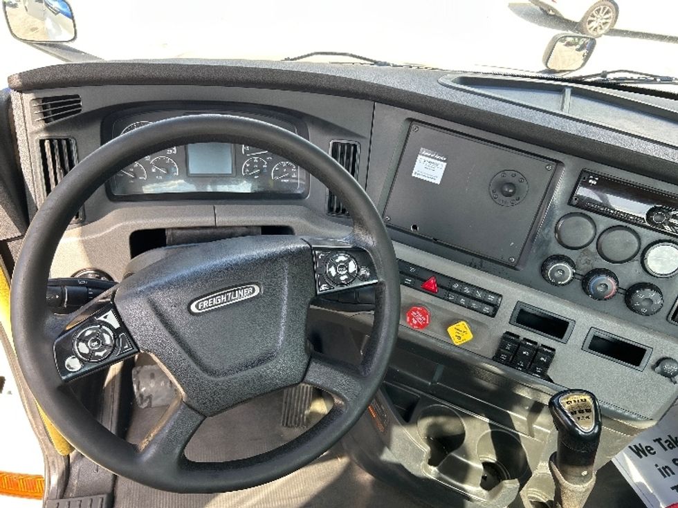 Day Cab Tractor-Heavy Duty Tractors-Freightliner-2019-T12664ST-Katy-TX-350,213\n\t\tmiles-$ 41,500 - Image 11