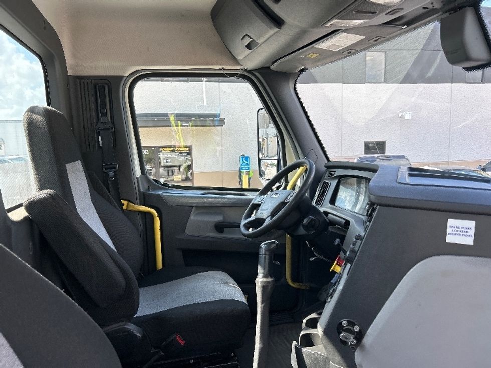 Day Cab Tractor-Heavy Duty Tractors-Freightliner-2019-T12664ST-Katy-TX-350,213\n\t\tmiles-$ 41,500 - Image 14