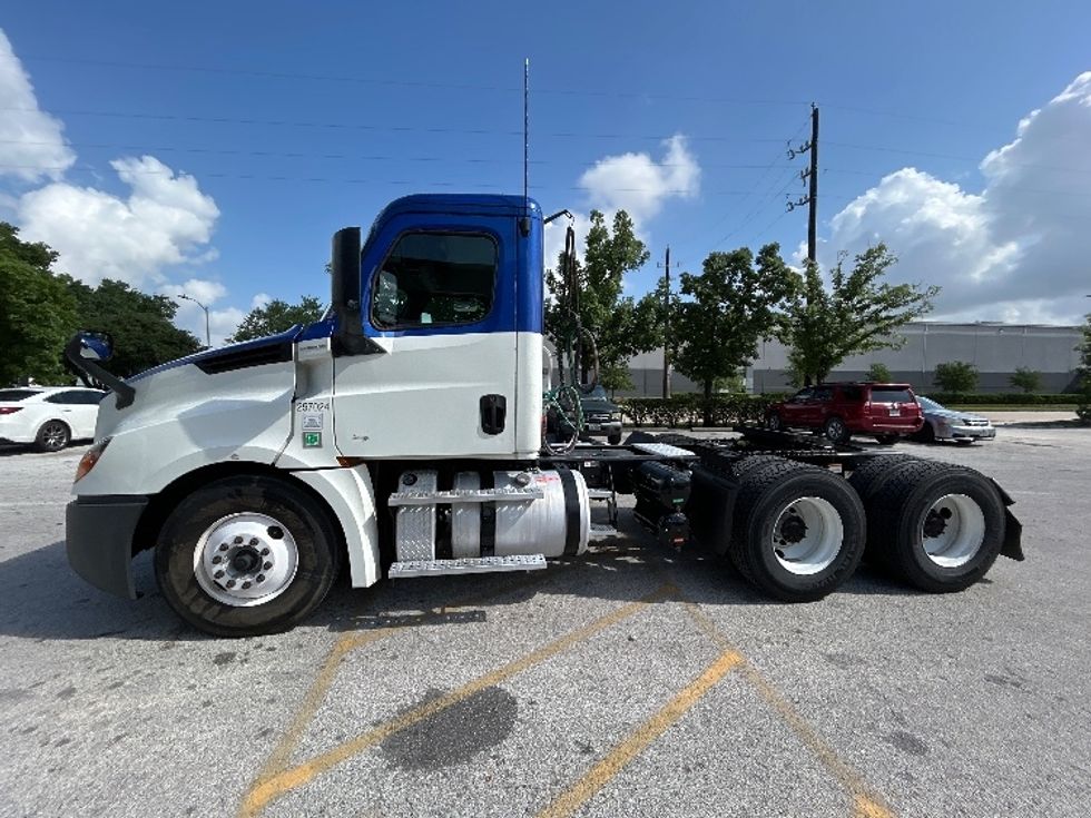 Day Cab Tractor-Heavy Duty Tractors-Freightliner-2019-T12664ST-Katy-TX-350,213\n\t\tmiles-$ 41,500 - Image 4