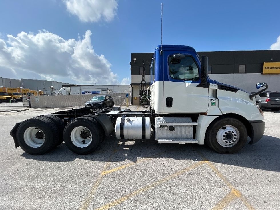 Day Cab Tractor-Heavy Duty Tractors-Freightliner-2019-T12664ST-Katy-TX-350,213\n\t\tmiles-$ 41,500 - Image 8