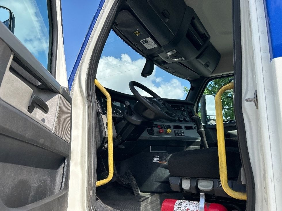 Day Cab Tractor-Heavy Duty Tractors-Freightliner-2019-T12664ST-Katy-TX-350,213\n\t\tmiles-$ 41,500 - Image 9