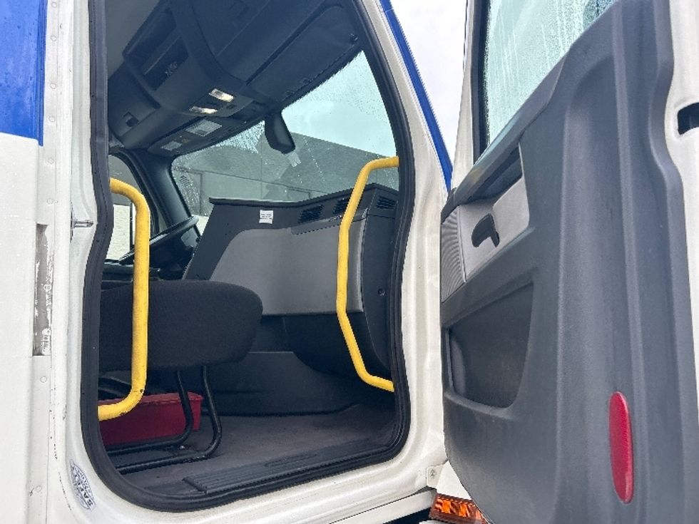 Day Cab Tractor-Heavy Duty Tractors-Freightliner-2019-T12664ST-Katy-TX-358,839\n\t\tmiles-$ 44,250 - Image 12