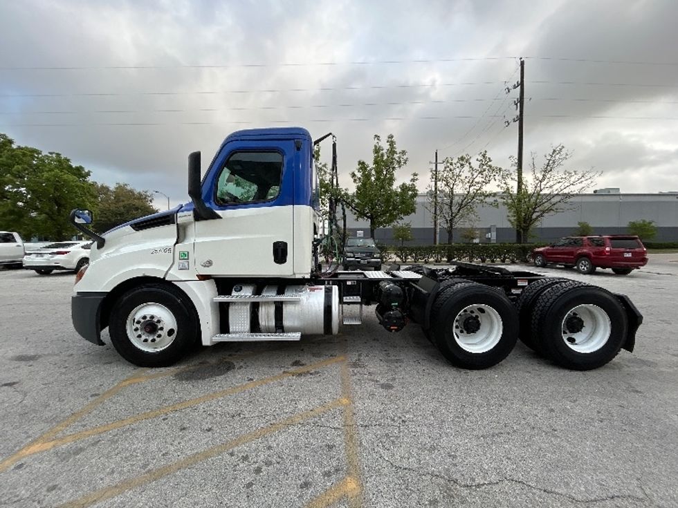 Day Cab Tractor-Heavy Duty Tractors-Freightliner-2019-T12664ST-Katy-TX-358,839\n\t\tmiles-$ 44,250 - Image 4
