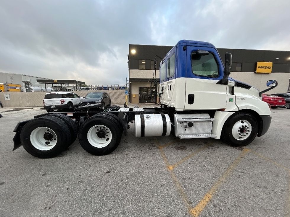 Day Cab Tractor-Heavy Duty Tractors-Freightliner-2019-T12664ST-Katy-TX-358,839\n\t\tmiles-$ 44,250 - Image 8