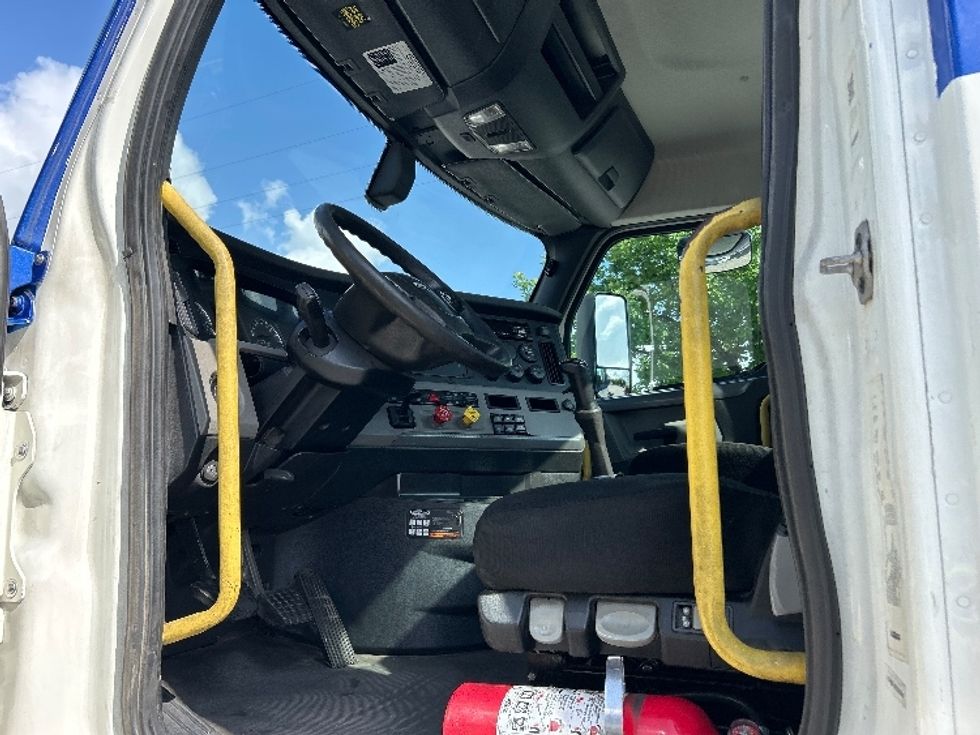 Day Cab Tractor-Heavy Duty Tractors-Freightliner-2019-T12664ST-Katy-TX-358,839\n\t\tmiles-$ 44,250 - Image 9