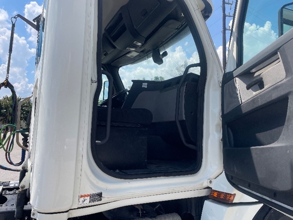 Day Cab Tractor-Heavy Duty Tractors-Freightliner-2019-T12664ST-Katy-TX-447,540\n\t\tmiles-$ 43,000 - Image 10
