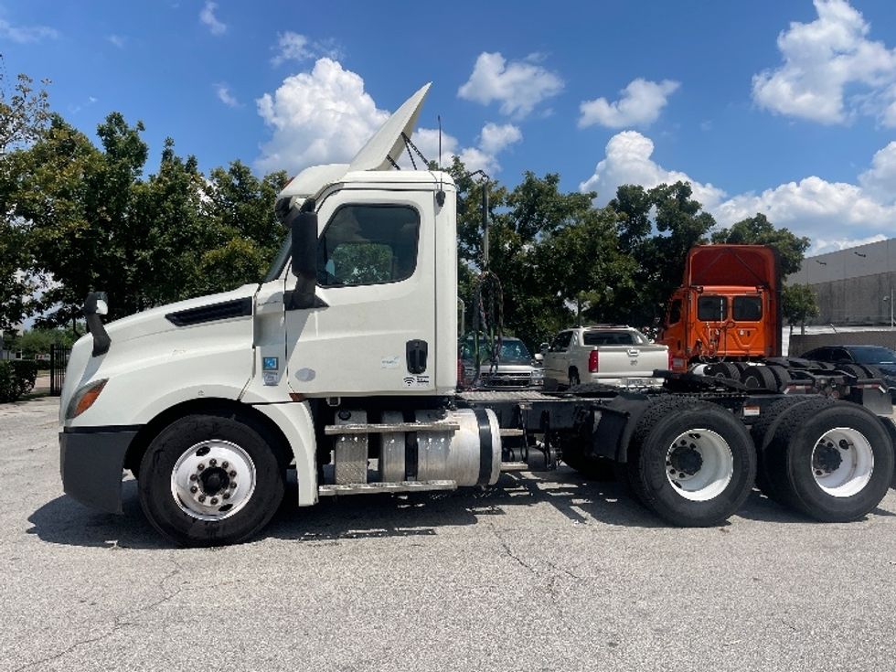 Day Cab Tractor-Heavy Duty Tractors-Freightliner-2019-T12664ST-Katy-TX-447,540\n\t\tmiles-$ 43,000 - Image 4
