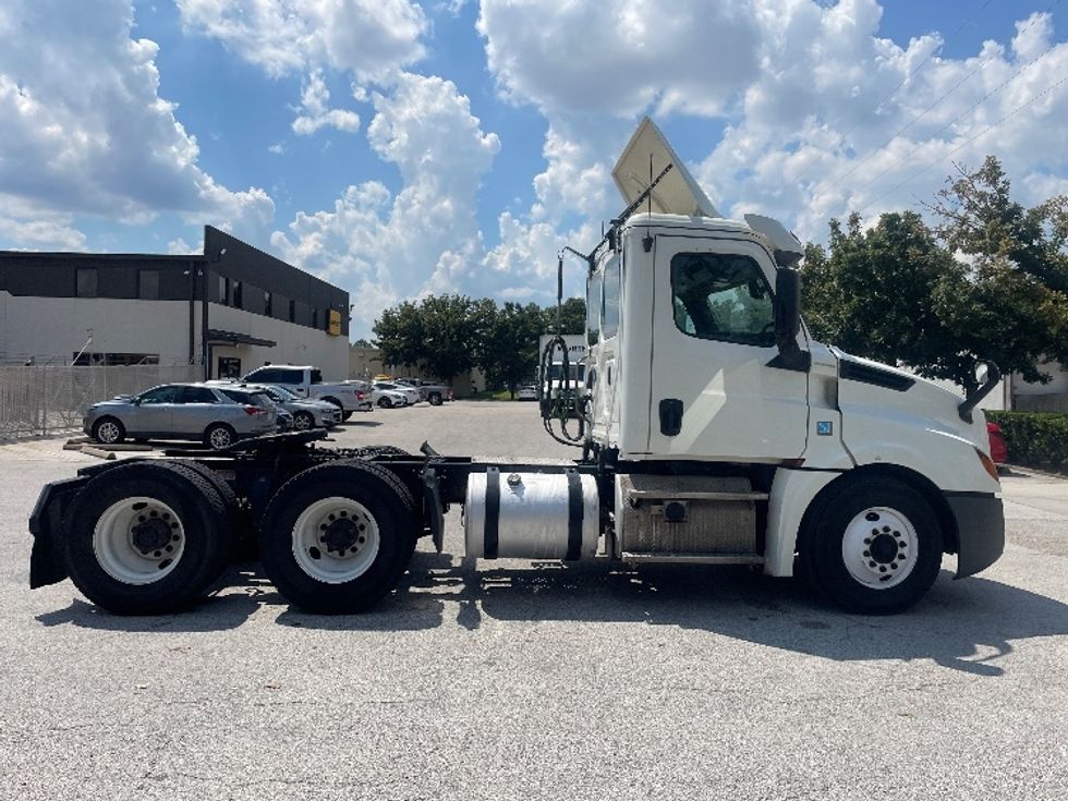 Day Cab Tractor-Heavy Duty Tractors-Freightliner-2019-T12664ST-Katy-TX-447,540\n\t\tmiles-$ 43,000 - Image 8