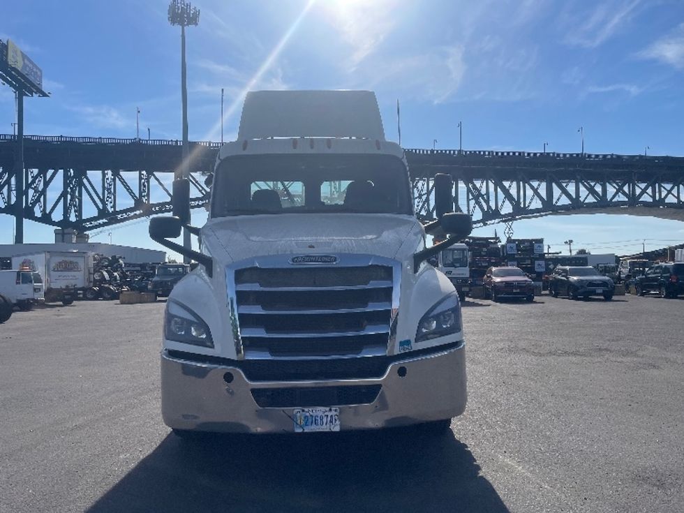 Day Cab Tractor-Heavy Duty Tractors-Freightliner-2019-T12664ST-Kearny-NJ-186,976\n\t\tmiles-$ 67,250 - Image 2