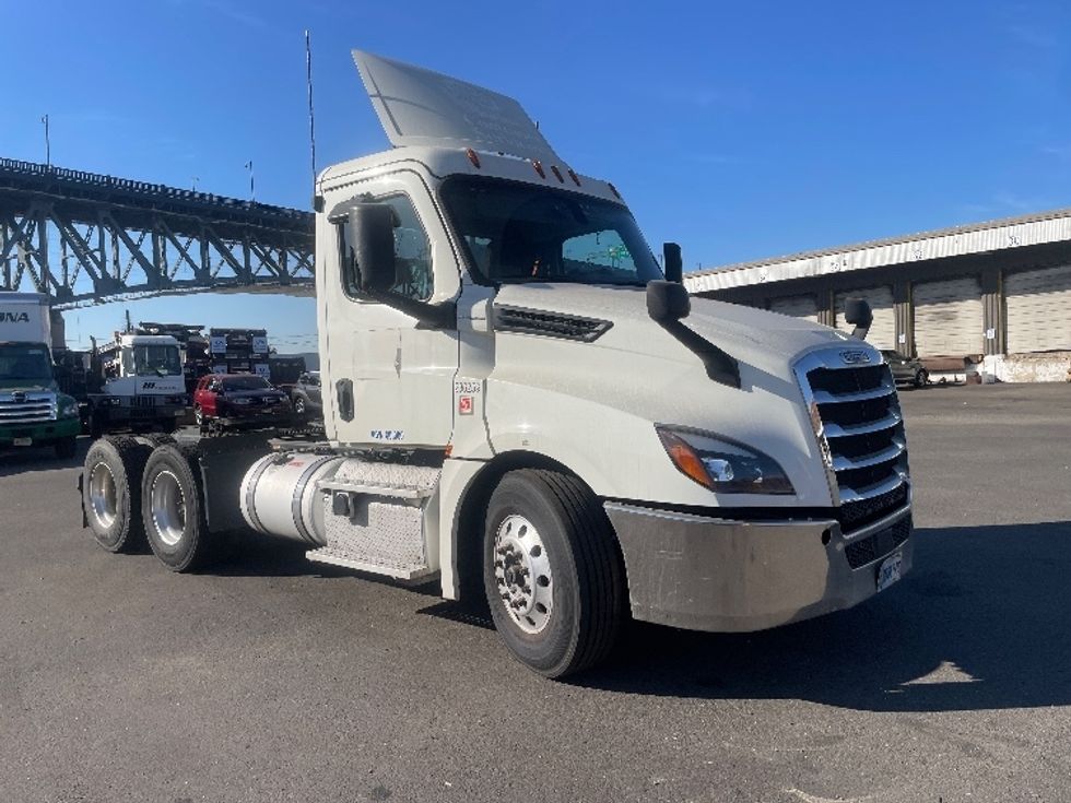Day Cab Tractor-Heavy Duty Tractors-Freightliner-2019-T12664ST-Kearny-NJ-195,756\n\t\tmiles-$ 66,750 - Image 1