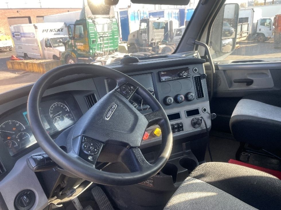 Day Cab Tractor-Heavy Duty Tractors-Freightliner-2019-T12664ST-Kearny-NJ-195,756\n\t\tmiles-$ 66,750 - Image 10