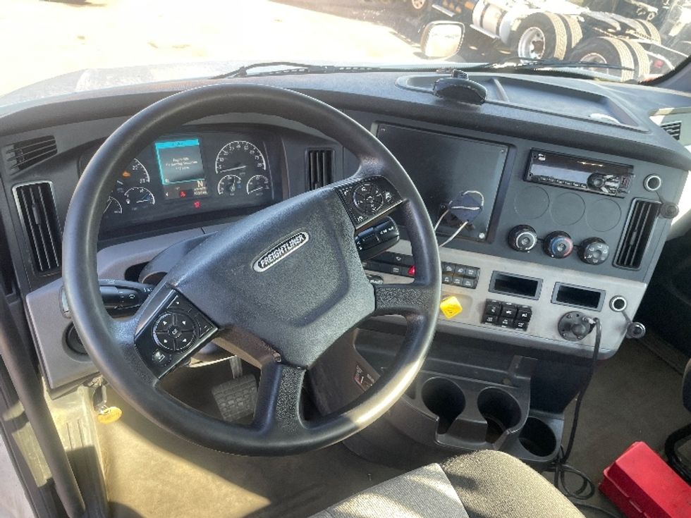 Day Cab Tractor-Heavy Duty Tractors-Freightliner-2019-T12664ST-Kearny-NJ-195,756\n\t\tmiles-$ 66,750 - Image 11