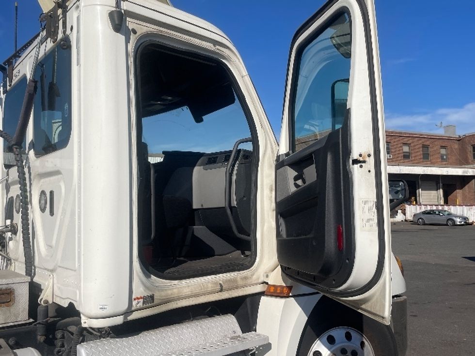 Day Cab Tractor-Heavy Duty Tractors-Freightliner-2019-T12664ST-Kearny-NJ-195,756\n\t\tmiles-$ 66,750 - Image 12