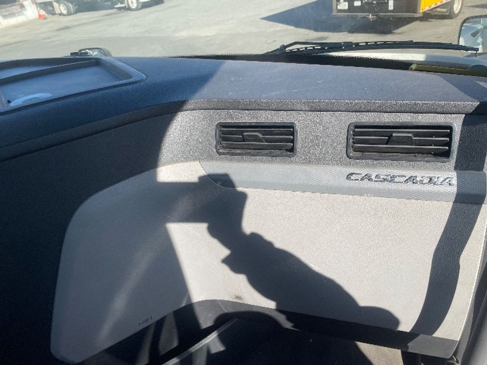 Day Cab Tractor-Heavy Duty Tractors-Freightliner-2019-T12664ST-Kearny-NJ-195,756\n\t\tmiles-$ 66,750 - Image 13