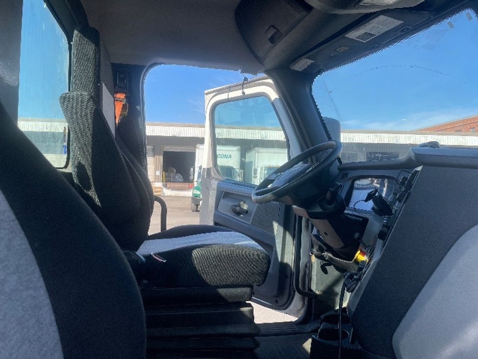 Day Cab Tractor-Heavy Duty Tractors-Freightliner-2019-T12664ST-Kearny-NJ-195,756\n\t\tmiles-$ 66,750 - Image 14