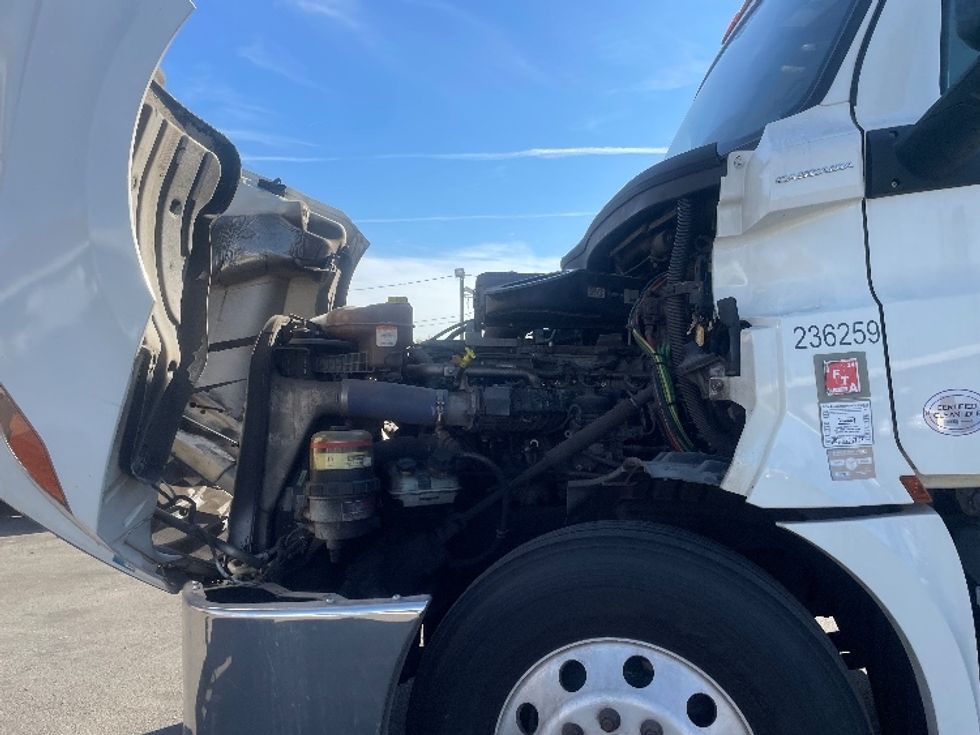 Day Cab Tractor-Heavy Duty Tractors-Freightliner-2019-T12664ST-Kearny-NJ-195,756\n\t\tmiles-$ 66,750 - Image 16