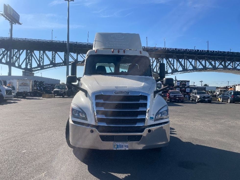 Day Cab Tractor-Heavy Duty Tractors-Freightliner-2019-T12664ST-Kearny-NJ-195,756\n\t\tmiles-$ 66,750 - Image 2