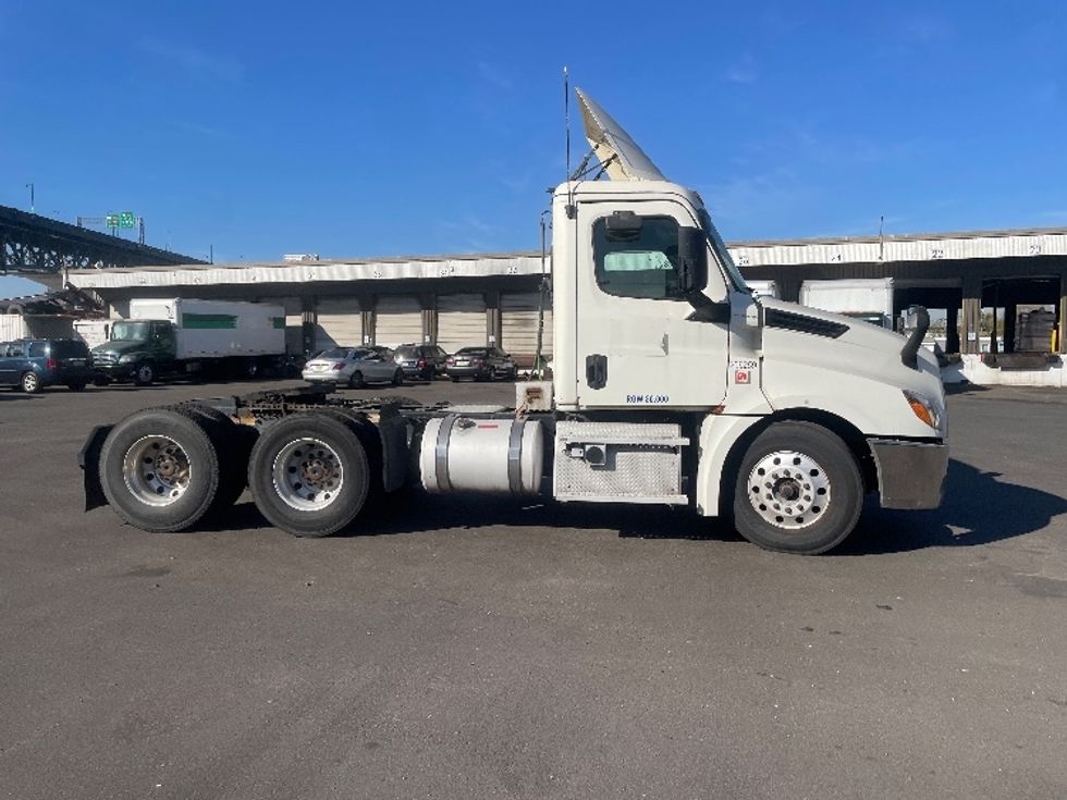 Day Cab Tractor-Heavy Duty Tractors-Freightliner-2019-T12664ST-Kearny-NJ-195,756\n\t\tmiles-$ 66,750 - Image 8