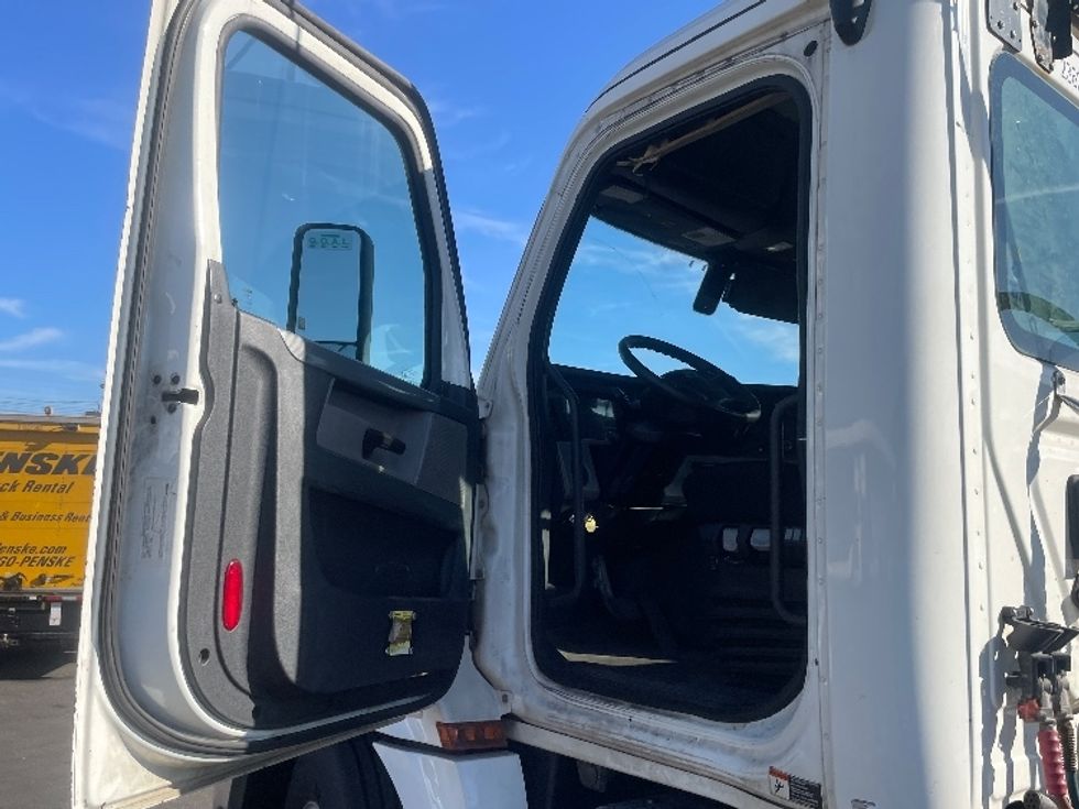 Day Cab Tractor-Heavy Duty Tractors-Freightliner-2019-T12664ST-Kearny-NJ-195,756\n\t\tmiles-$ 66,750 - Image 9