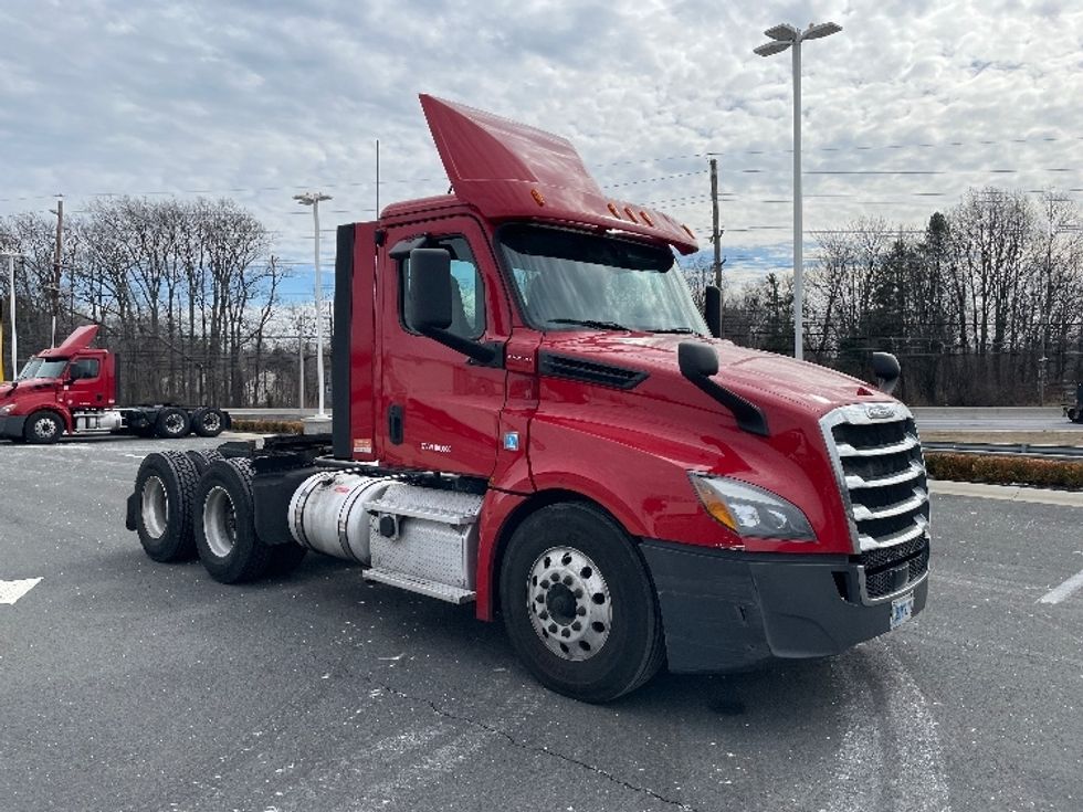 Day Cab Tractor-Heavy Duty Tractors-Freightliner-2019-T12664ST-Kearny-NJ-198,353\n\t\tmiles-$ 56,750 - Image 1