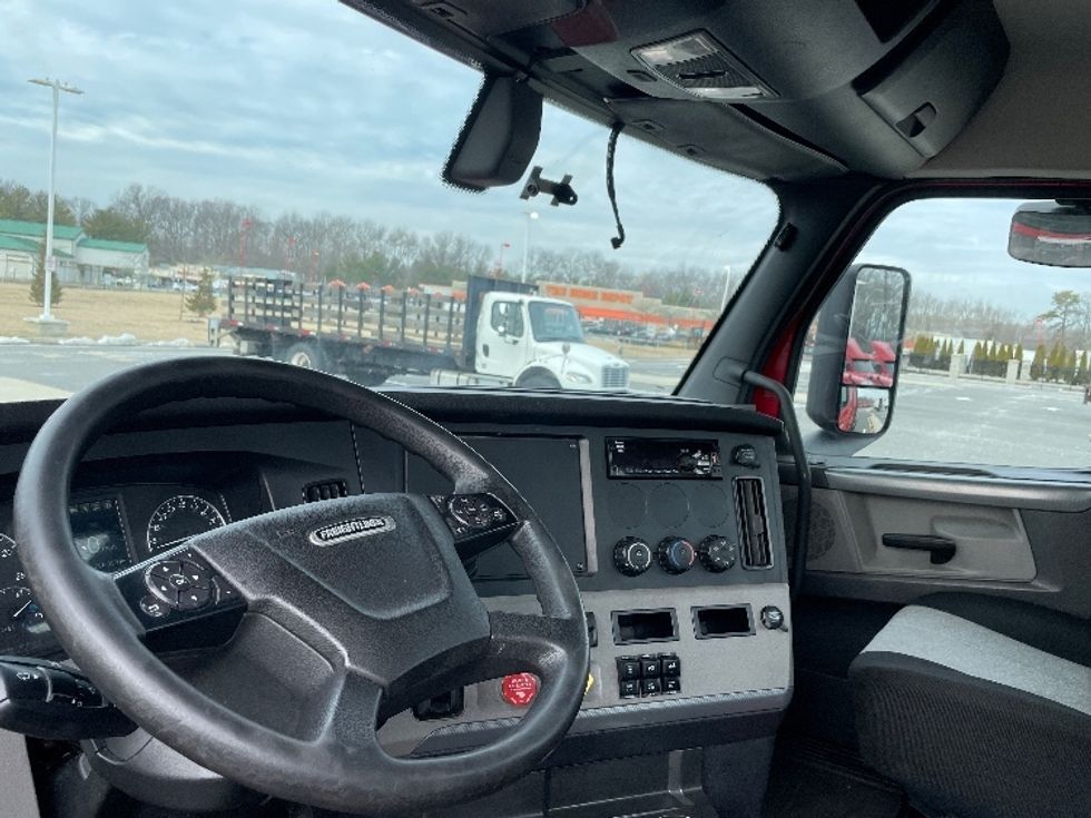 Day Cab Tractor-Heavy Duty Tractors-Freightliner-2019-T12664ST-Kearny-NJ-198,353\n\t\tmiles-$ 56,750 - Image 10