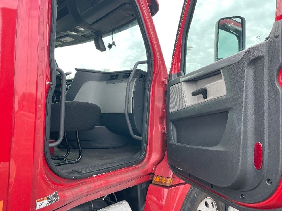 Day Cab Tractor-Heavy Duty Tractors-Freightliner-2019-T12664ST-Kearny-NJ-198,353\n\t\tmiles-$ 56,750 - Image 12