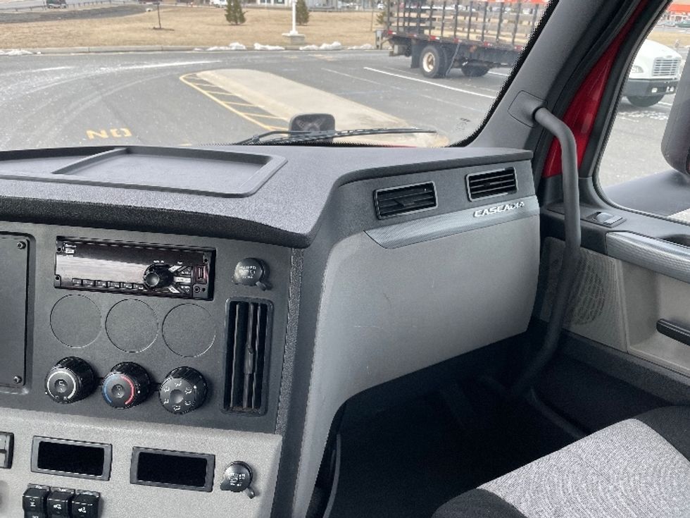 Day Cab Tractor-Heavy Duty Tractors-Freightliner-2019-T12664ST-Kearny-NJ-198,353\n\t\tmiles-$ 56,750 - Image 13