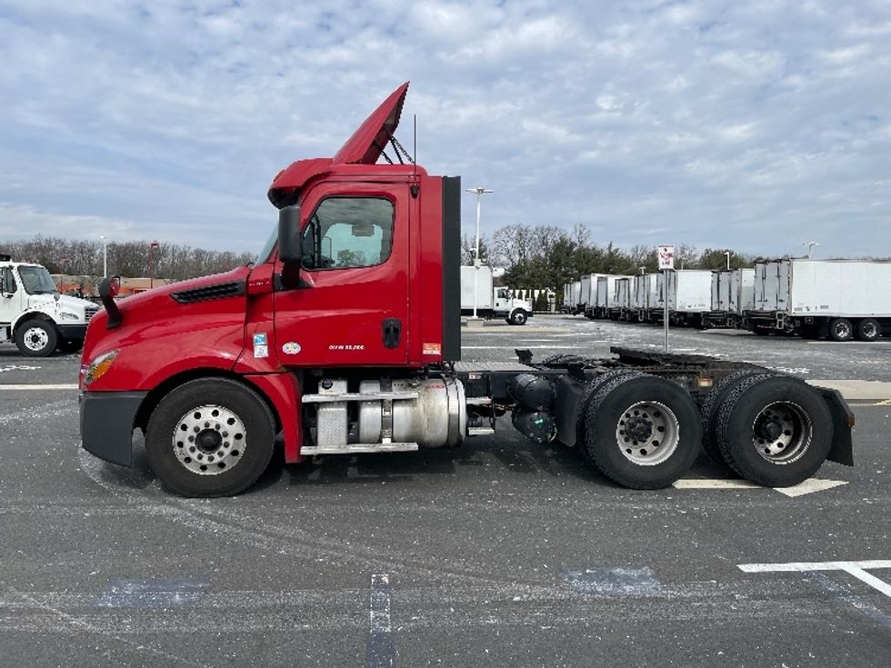 Day Cab Tractor-Heavy Duty Tractors-Freightliner-2019-T12664ST-Kearny-NJ-198,353\n\t\tmiles-$ 56,750 - Image 4