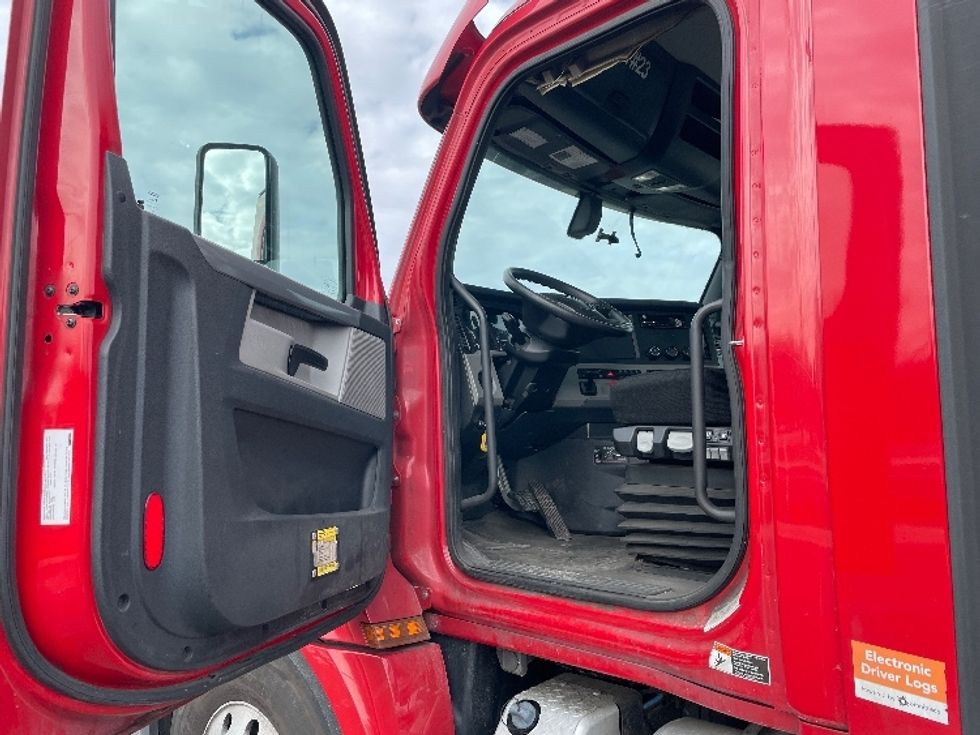 Day Cab Tractor-Heavy Duty Tractors-Freightliner-2019-T12664ST-Kearny-NJ-198,353\n\t\tmiles-$ 56,750 - Image 9