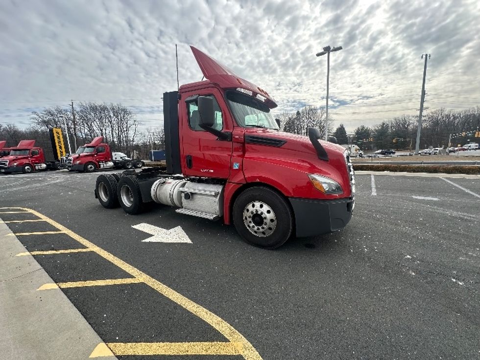 Day Cab Tractor-Heavy Duty Tractors-Freightliner-2019-T12664ST-Kearny-NJ-203,000\n\t\tmiles-$ 56,500 - Image 1