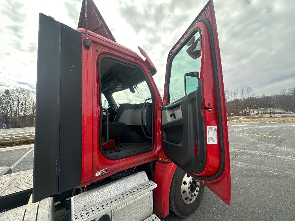 Day Cab Tractor-Heavy Duty Tractors-Freightliner-2019-T12664ST-Kearny-NJ-203,000\n\t\tmiles-$ 56,500 - Image 12
