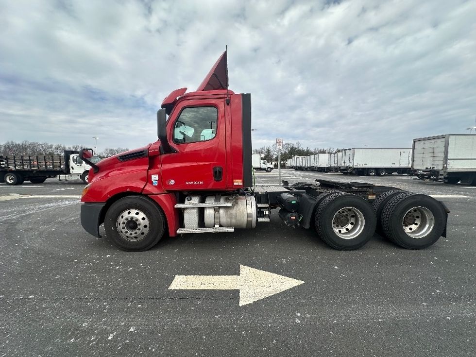 Day Cab Tractor-Heavy Duty Tractors-Freightliner-2019-T12664ST-Kearny-NJ-203,000\n\t\tmiles-$ 56,500 - Image 4