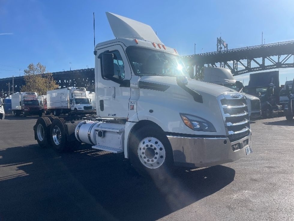 Day Cab Tractor-Heavy Duty Tractors-Freightliner-2019-T12664ST-Kearny-NJ-203,773\n\t\tmiles-$ 66,250 - Image 1