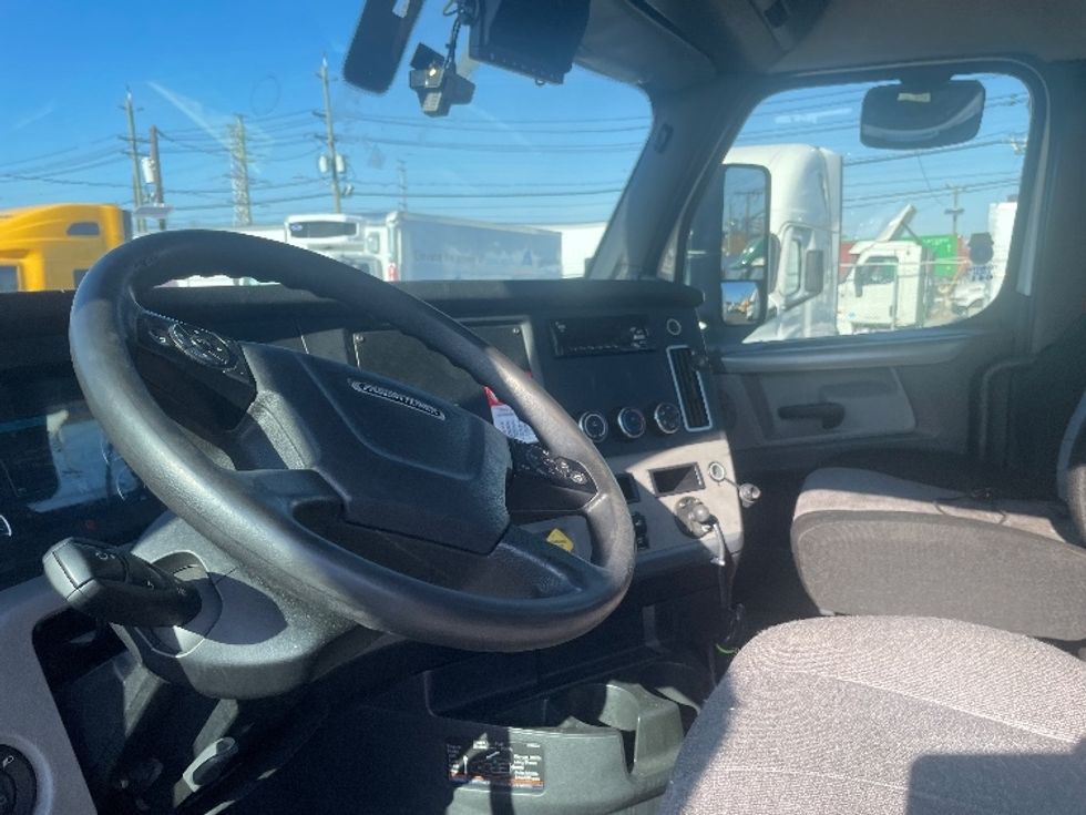 Day Cab Tractor-Heavy Duty Tractors-Freightliner-2019-T12664ST-Kearny-NJ-203,773\n\t\tmiles-$ 66,250 - Image 10