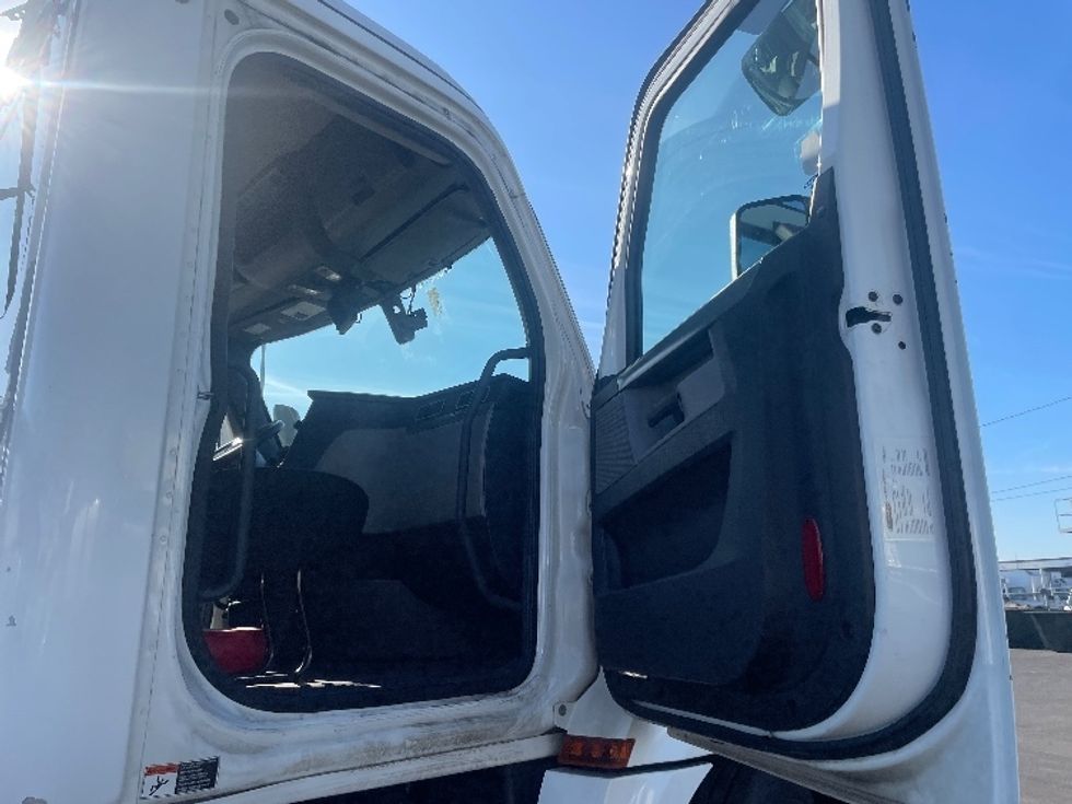 Day Cab Tractor-Heavy Duty Tractors-Freightliner-2019-T12664ST-Kearny-NJ-203,773\n\t\tmiles-$ 66,250 - Image 12